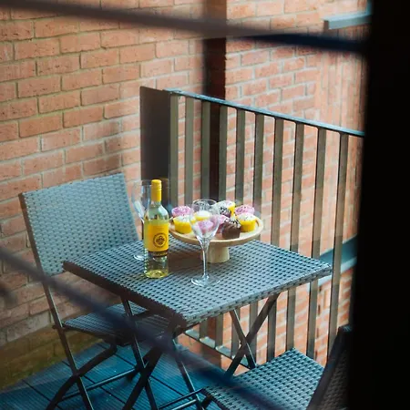 Apartment Balcony View Spacious Wifi Family Contractors
